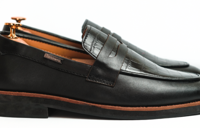 10% Off on Croston Walnut Black 𝗛𝗮𝗻𝗱-𝗺𝗮𝗱𝗲 Penny Loafer